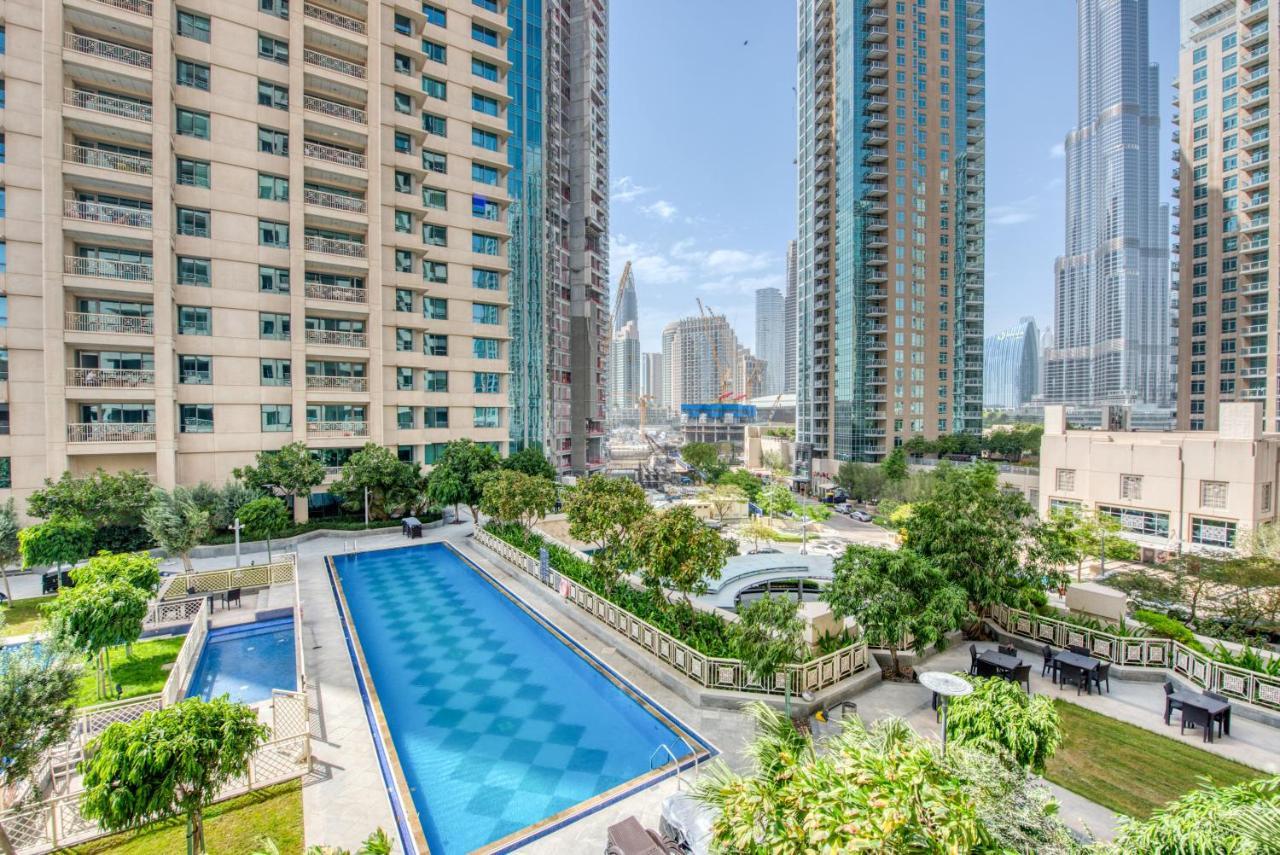 Maison Privee - Radiant Urban Retreat With Iconic Burj Khalifa Vws Dubai Exteriör bild