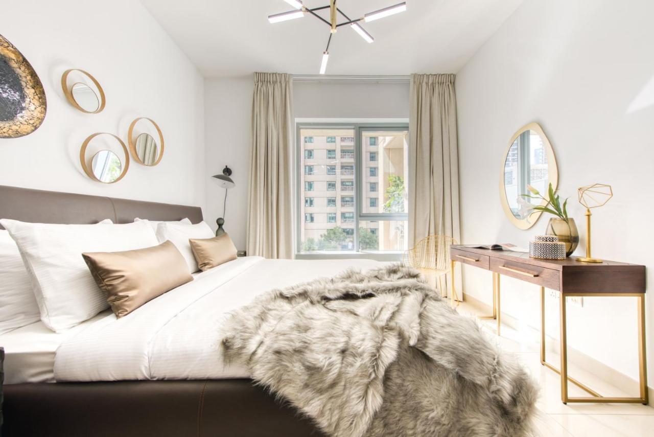 Maison Privee - Radiant Urban Retreat With Iconic Burj Khalifa Vws Dubai Exteriör bild