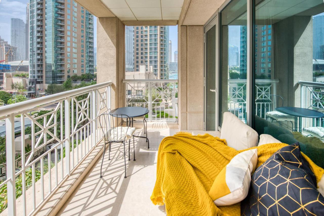 Maison Privee - Radiant Urban Retreat With Iconic Burj Khalifa Vws Dubai Exteriör bild